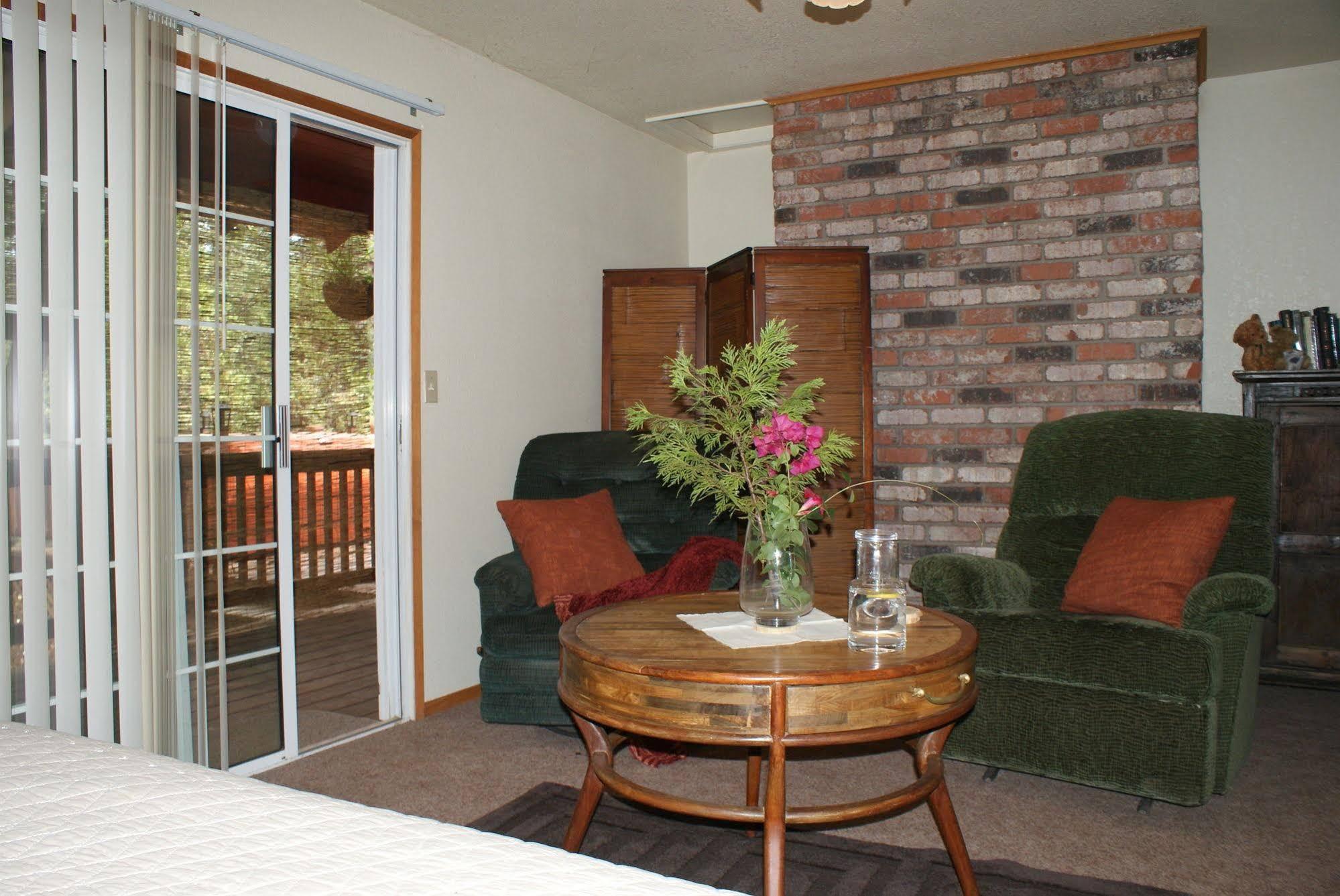 The Red Rooster Lodge Coulterville Bagian luar foto