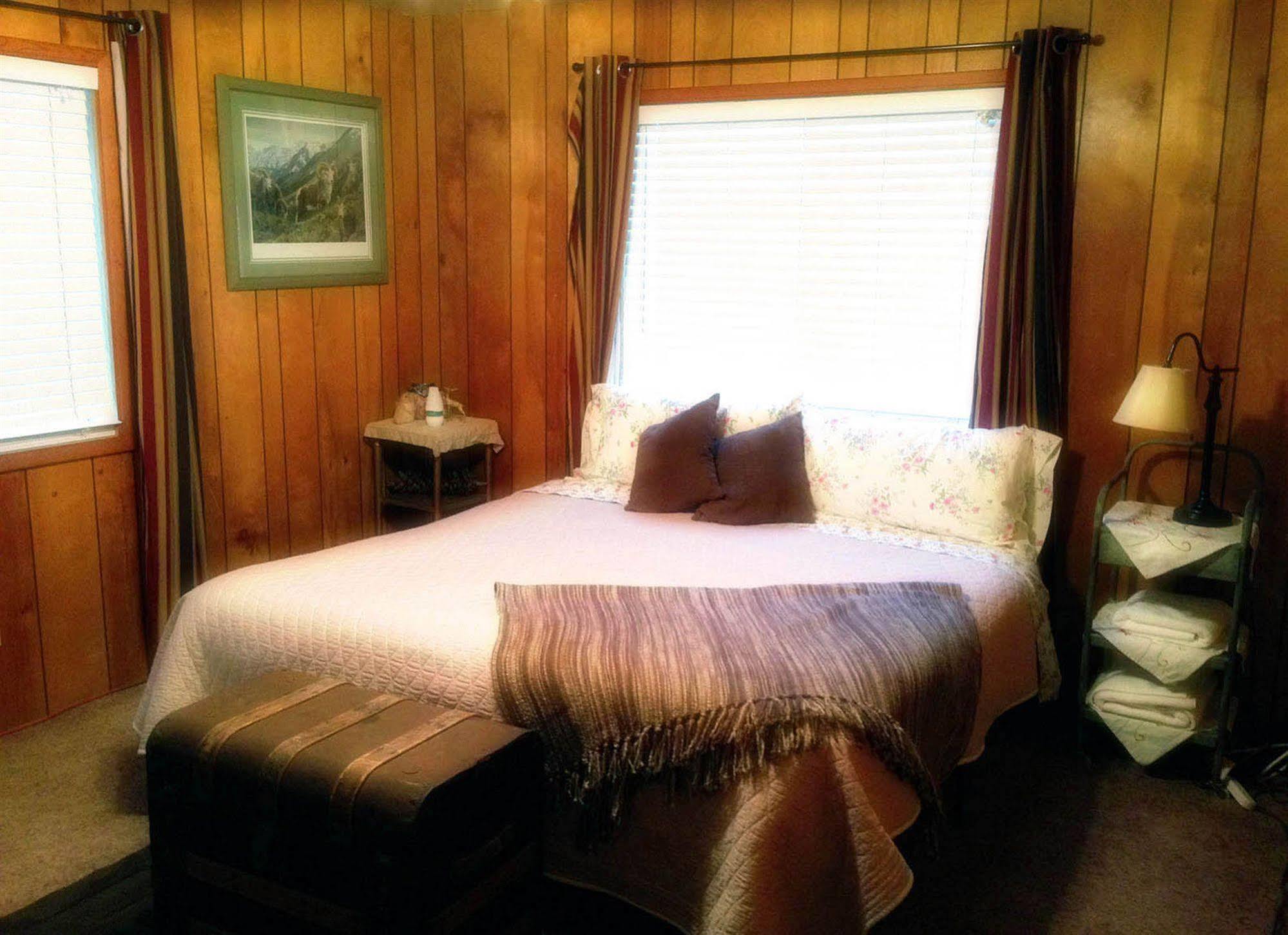 The Red Rooster Lodge Coulterville Bagian luar foto