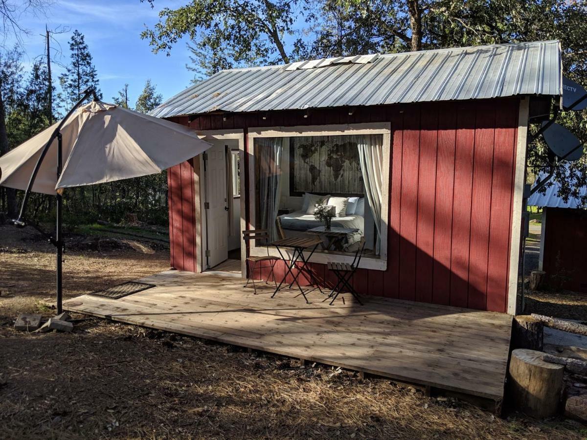 The Red Rooster Lodge Coulterville Bagian luar foto