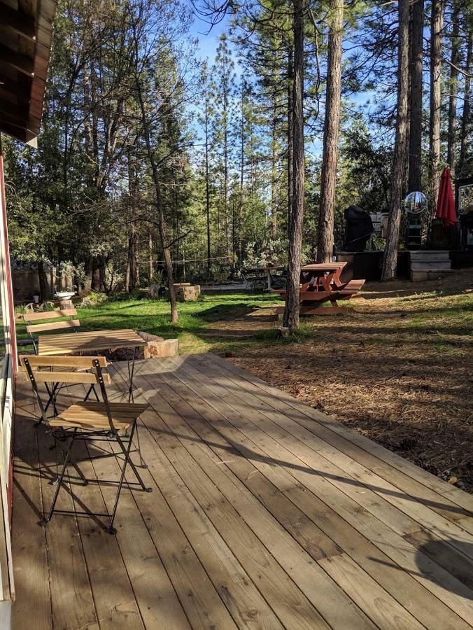 The Red Rooster Lodge Coulterville Bagian luar foto