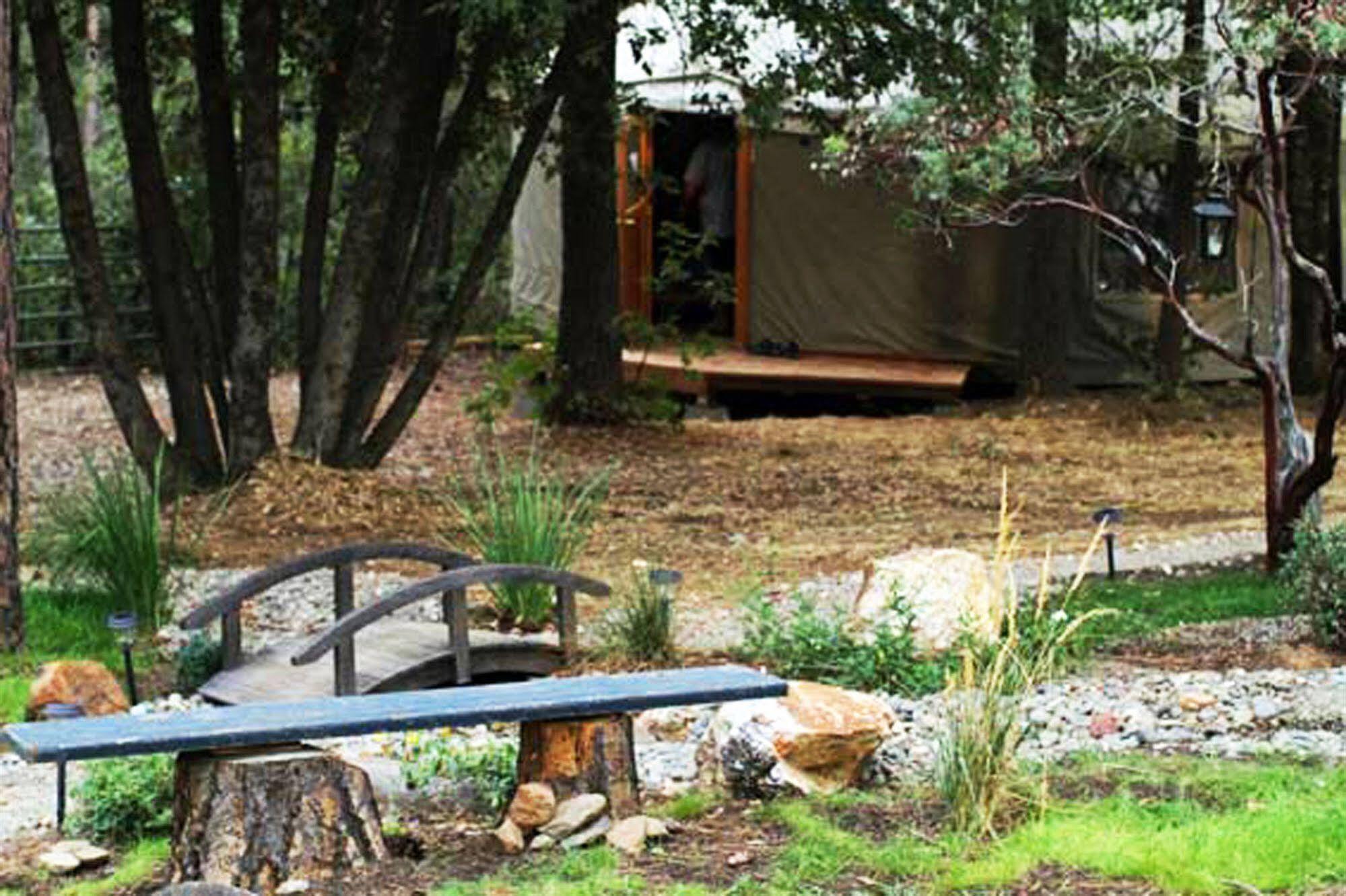 The Red Rooster Lodge Coulterville Bagian luar foto